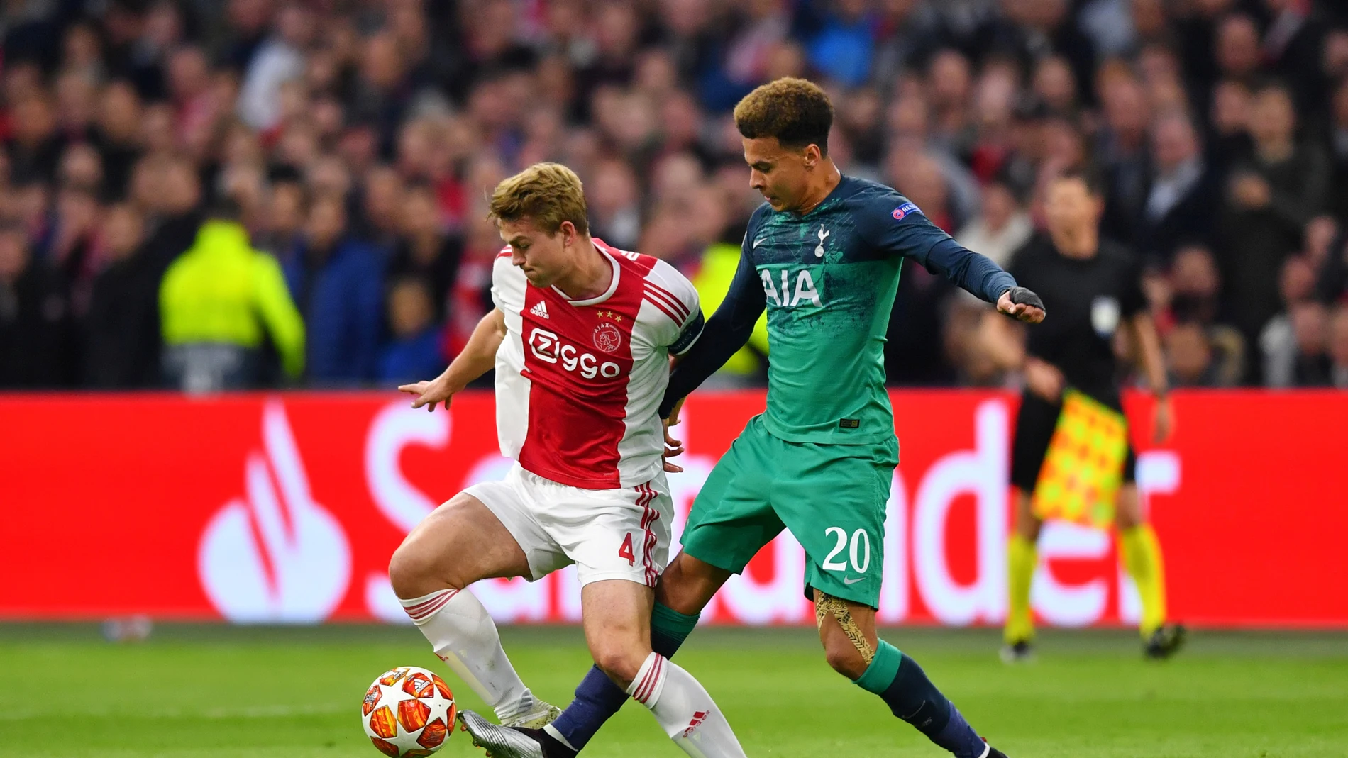 De Ligt intenta mantener el balón ante la presión de Dele Alli De Ligt intenta mantener el balón ante la presión de Dele Alli