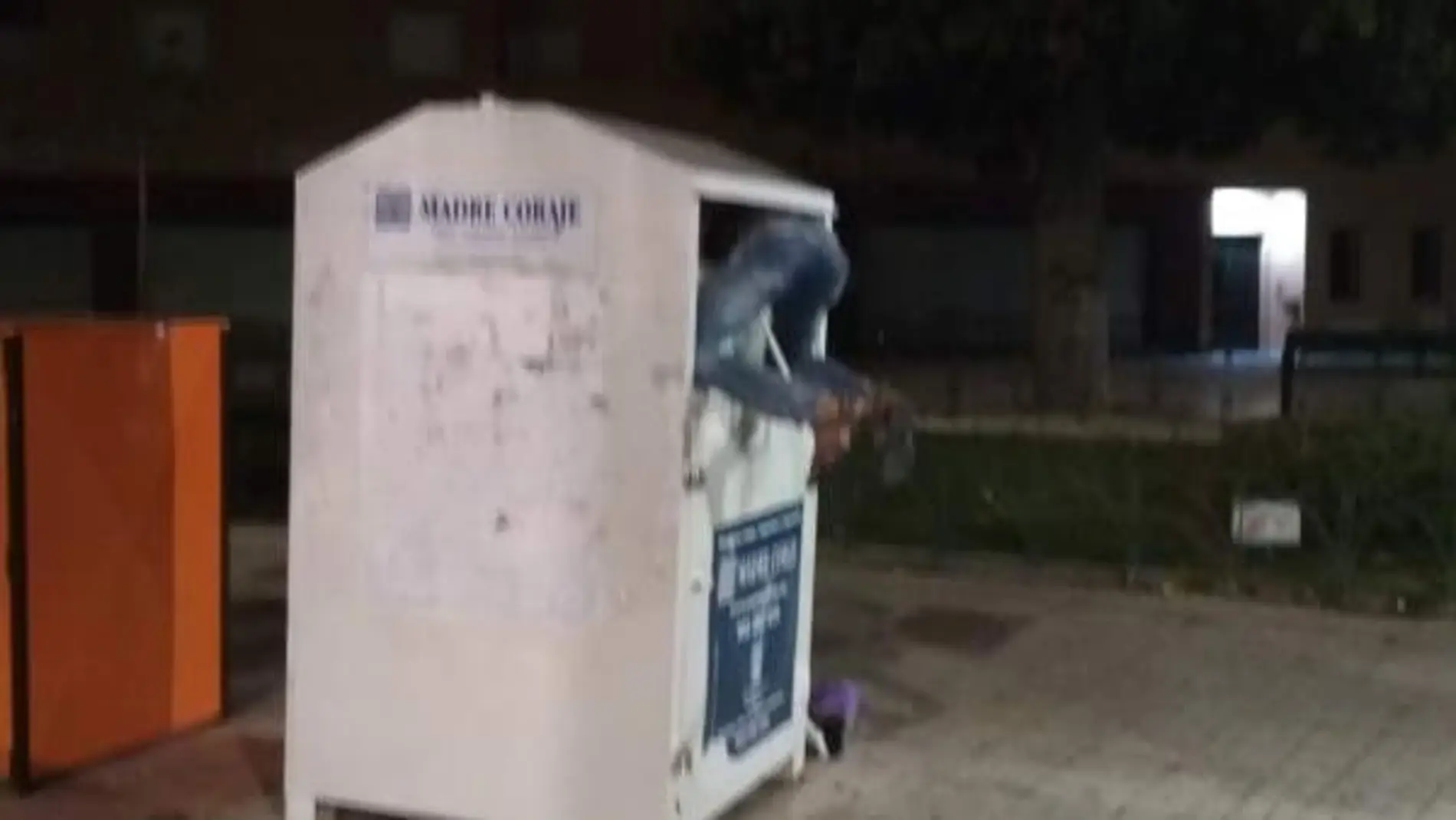 Auxilian a una persona tras más de una hora atrapada en un contenedor de ropa usada Auxilian a una persona tras más de una hora atrapada en un contenedor de ropa usada