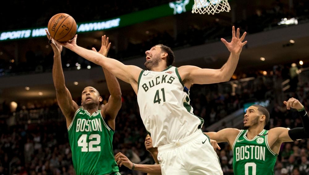 Mirotic tapona un lanzamiento de Al Horford