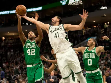 Mirotic tapona un lanzamiento de Al Horford Mirotic tapona un lanzamiento de Al Horford