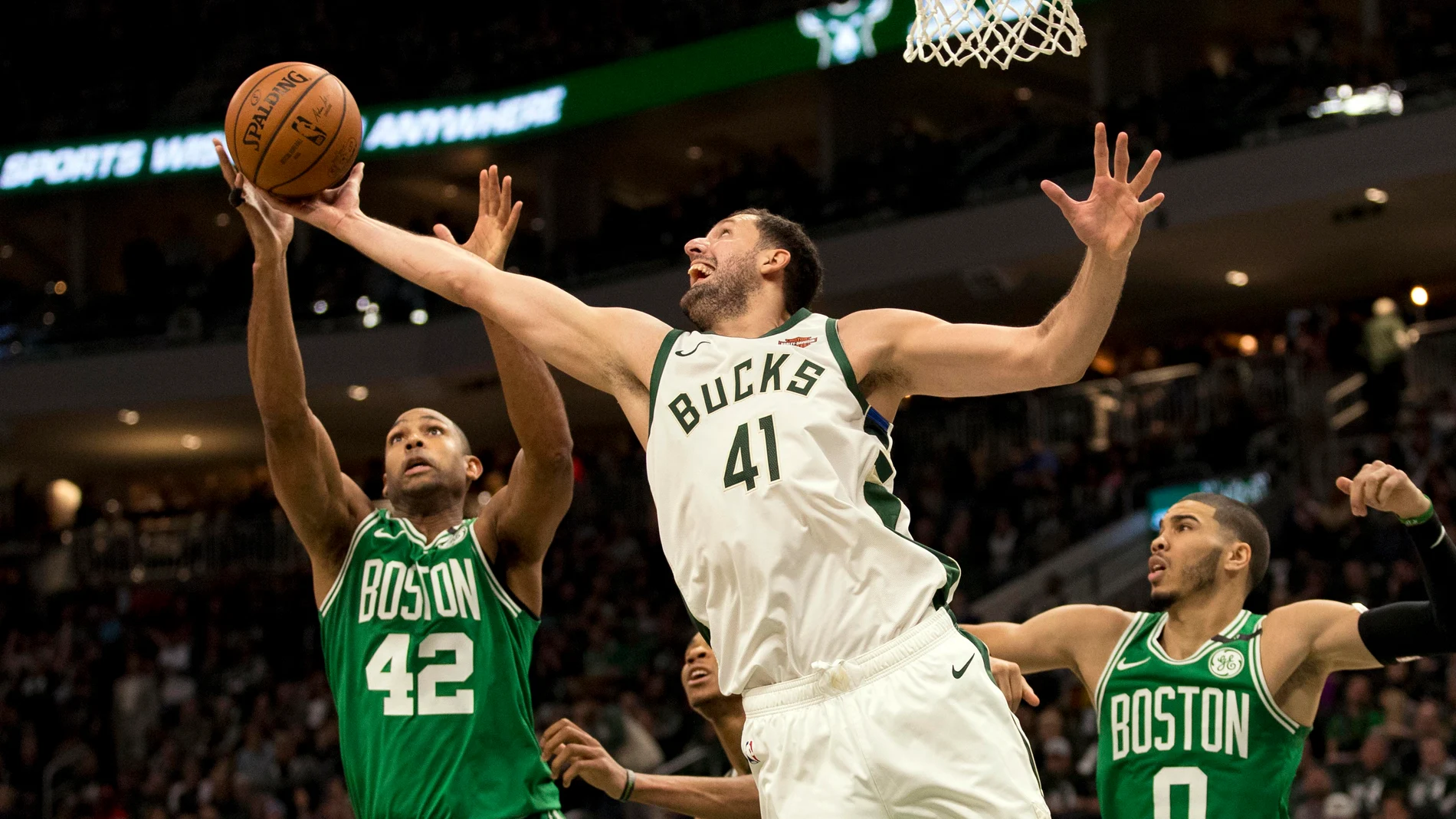 Mirotic tapona un lanzamiento de Al Horford Mirotic tapona un lanzamiento de Al Horford