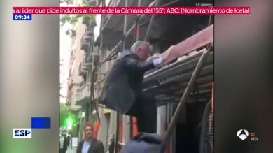 Josep Bou, candidato del PPC, se convierte en bombero improvisado y ayuda a apagar un incendio en plena calle