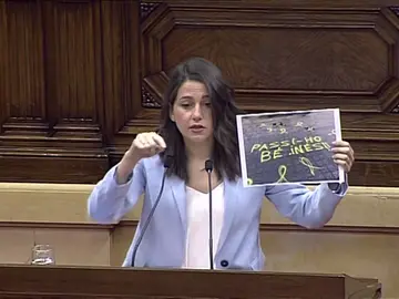 La emocionada despedida de Inés Arrimadas del parlamento catalán La emocionada despedida de Inés Arrimadas del parlamento catalán