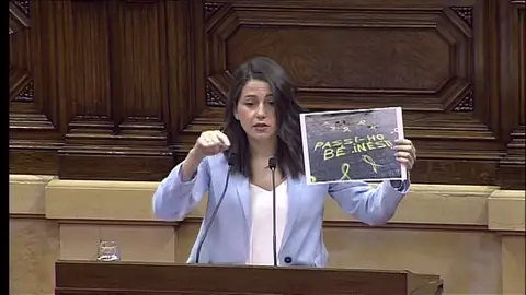 La emocionada despedida de Inés Arrimadas del parlamento catalán La emocionada despedida de Inés Arrimadas del parlamento catalán