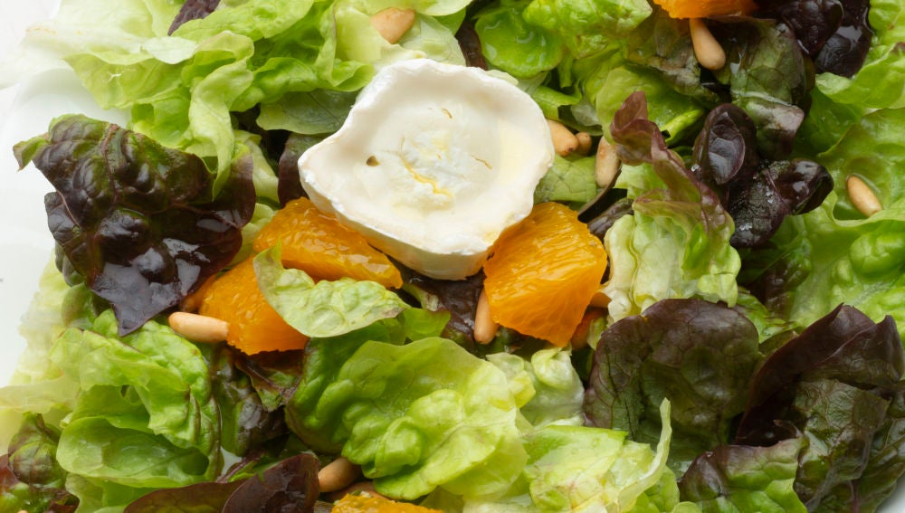 Ensalada de roble, naranja y queso