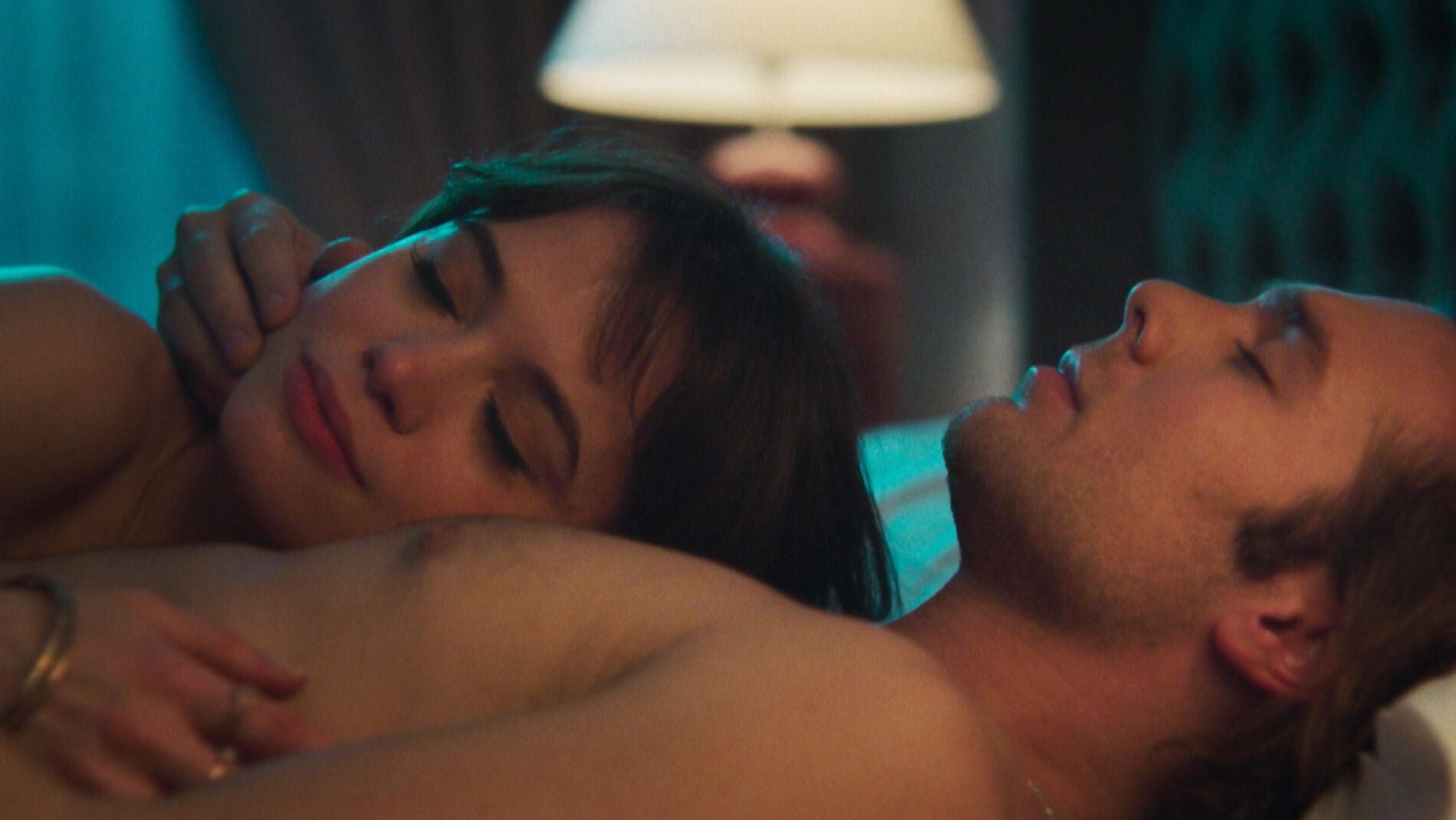 Robert y Maribel se dejan llevar en una noche de amor y complicidad