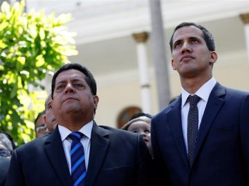 Edgar Zambrano junto a Juan Guaidó