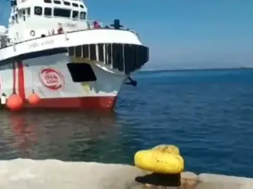 Open Arms consigue atracar su buque en Lesbos tras más de una semana de espera Open Arms consigue atracar su buque en Lesbos tras más de una semana de espera
