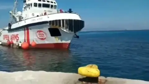 Open Arms consigue atracar su buque en Lesbos tras más de una semana de espera Open Arms consigue atracar su buque en Lesbos tras más de una semana de espera