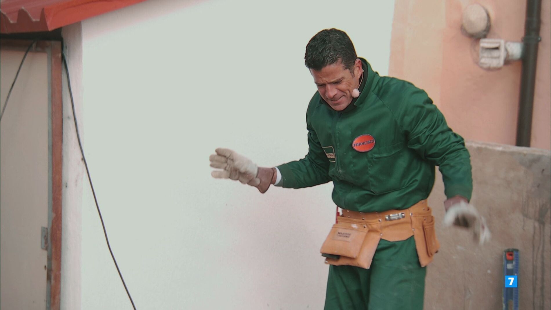 Paco bromea con Carolina Castedo cantando la canci&oacute;n de M Clan: "Si por lo menos cantara bien..."