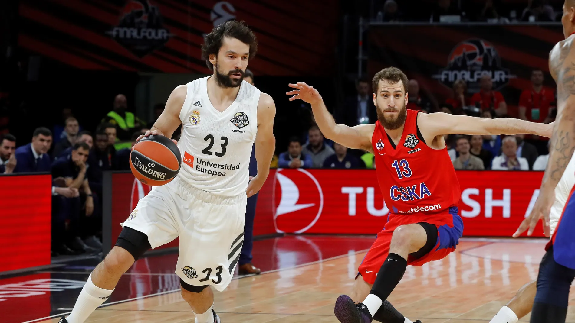 Llull bota el balón ante la defensa de Sergio Rodríguez Llull bota el balón ante la defensa de Sergio Rodríguez