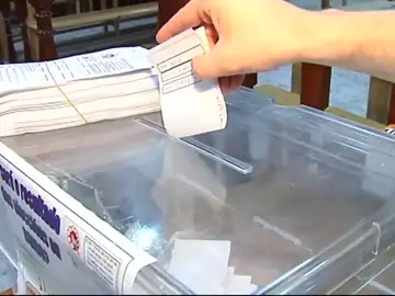 Aparcando coches con Borja Sémper y votando en la pulpería de Boiro Aparcando coches con Borja Sémper y votando en la pulpería de Boiro