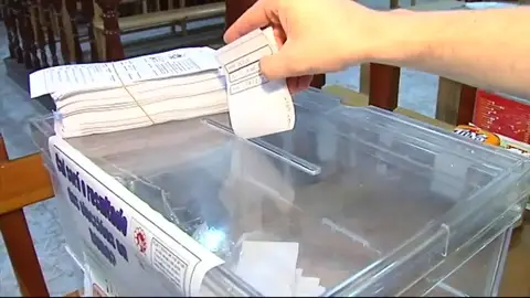 Aparcando coches con Borja Sémper y votando en la pulpería de Boiro Aparcando coches con Borja Sémper y votando en la pulpería de Boiro