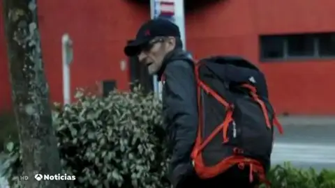 Noticias 2 Antena 3 (17-05-19) Josu Ternera vivía solo en un refugio de montaña y llevaba 4.000 euros en el momento de su detención Noticias 2 Antena 3 (17-05-19) Josu Ternera vivía solo en un refugio de montaña y llevaba 4.000 euros en el momento de su detención