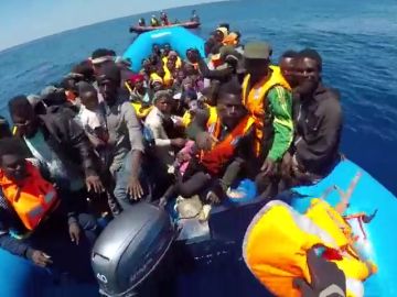 18 de los 65 inmigrantes rescatados por la ONG alemana Sea-Watch llegan a Italia. 