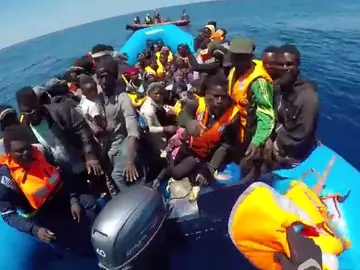 18 de los 65 inmigrantes rescatados por la ONG alemana Sea-Watch llegan a Italia. 18 de los 65 inmigrantes rescatados por la ONG alemana Sea-Watch llegan a Italia.