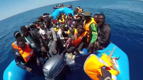 18 de los 65 inmigrantes rescatados por la ONG alemana Sea-Watch llegan a Italia. 18 de los 65 inmigrantes rescatados por la ONG alemana Sea-Watch llegan a Italia.