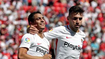 Ben Yedder y Munir se abrazan para festejar el gol del Sevilla