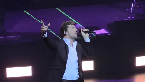 David Bisbal arrasa en París y consigue que los parisinos bailen al ritmo de sus canciones David Bisbal arrasa en París y consigue que los parisinos bailen al ritmo de sus canciones