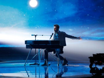Duncan Laurence en su actuación en la final de Eurovisión 2019