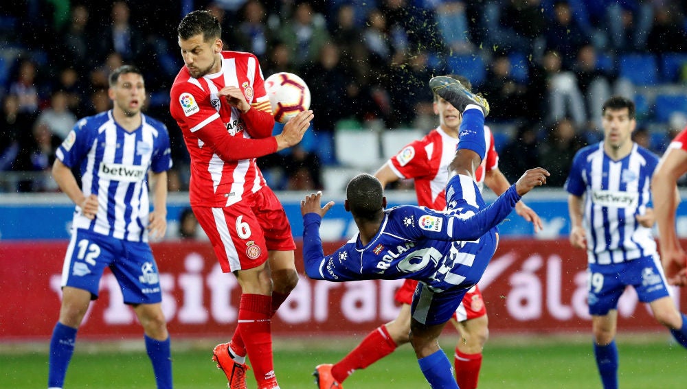 Granell recibe un balonazo en el partido ante el Alavés