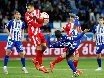 Granell recibe un balonazo en el partido ante el Alavés Granell recibe un balonazo en el partido ante el Alavés