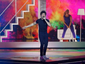 Miki cantando 'La Venda' en Eurovisión 2019