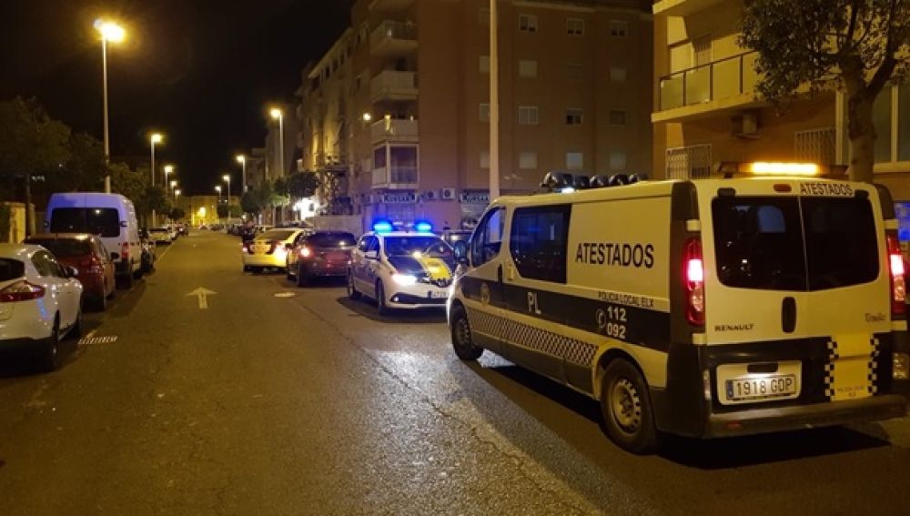Unidades de la Policía Local de Elche interceptan un vehículo el pasado mes de mayo.
