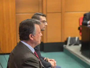 El director general de Mercedes-Benz España, Emilio Titos, junto a su hijo El director general de Mercedes-Benz España, Emilio Titos, junto a su hijo