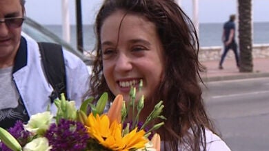 La gran ovación del equipo de 'Toy boy' a María Pedraza en el final de rodaje