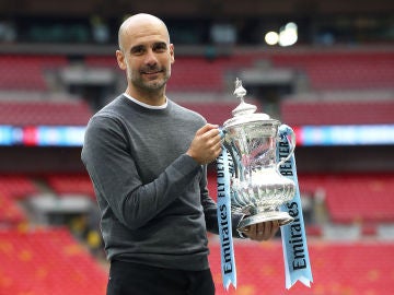 Guardiola posa sonriente con el trofeo de la FA Cup