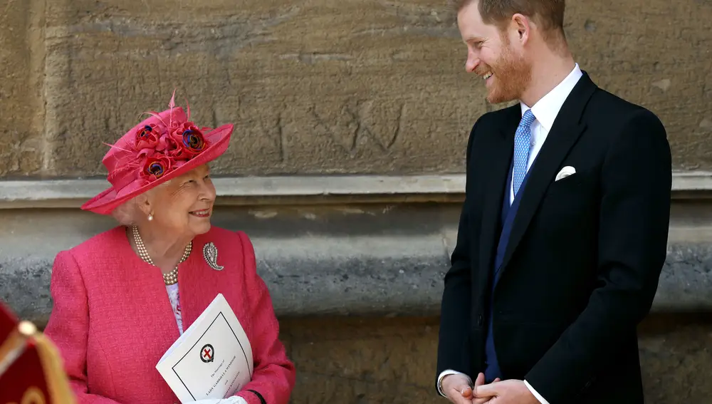 La reina Isabel II y el príncipe Harry en la boda de Lady Gabriella Windsor