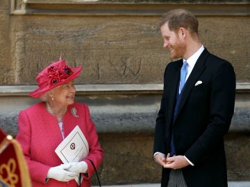 La reina Isabel II y el príncipe Harry en la boda de Lady Gabriella Windsor
