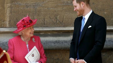 La reina Isabel II y el príncipe Harry en la boda de Lady Gabriella Windsor