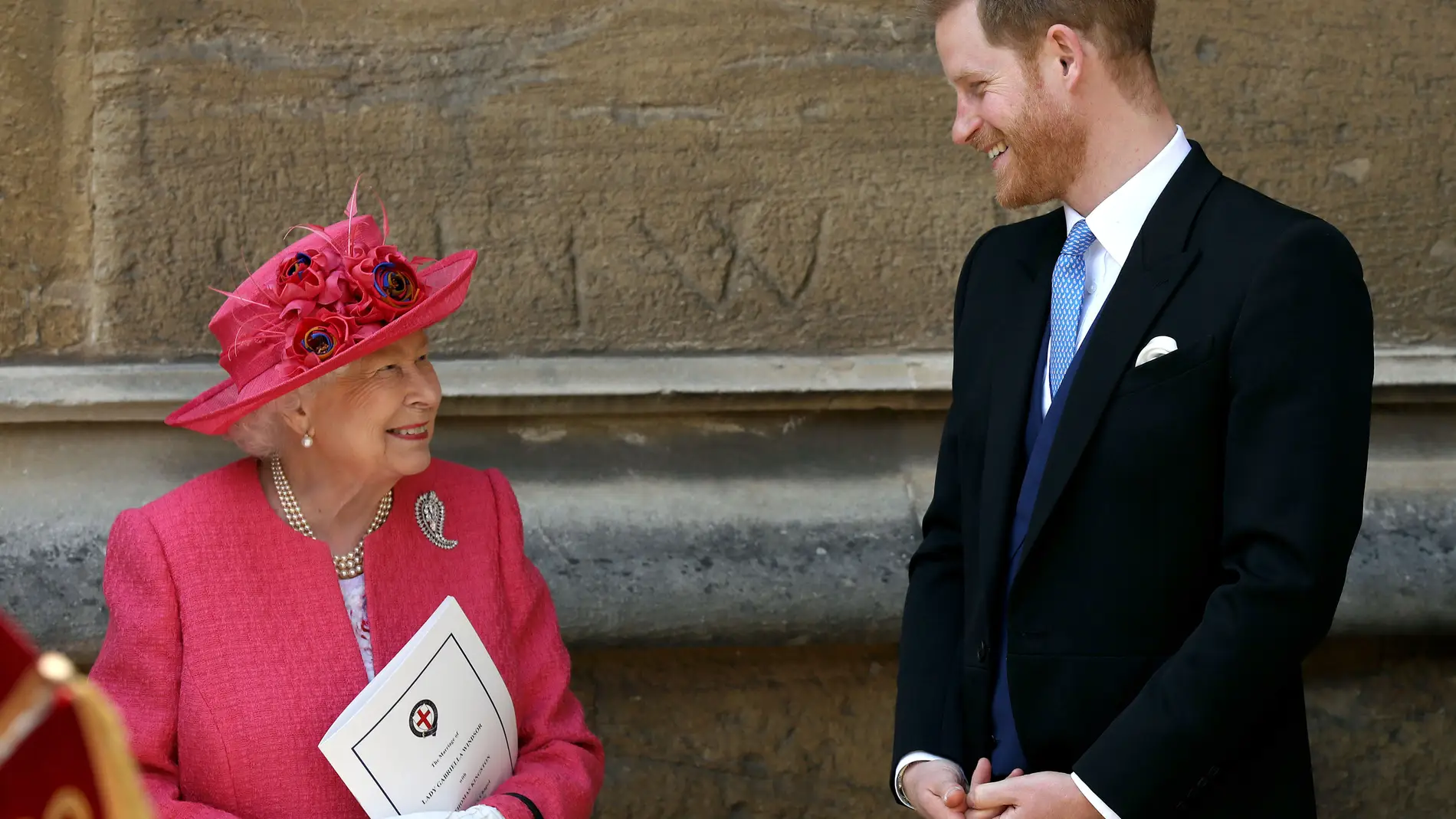 La reina Isabel II y el príncipe Harry en la boda de Lady Gabriella Windsor