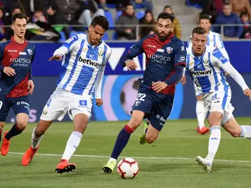 Reyes intenta despejar el balón en el ataque de Enric Gallego Reyes intenta despejar el balón en el ataque de Enric Gallego