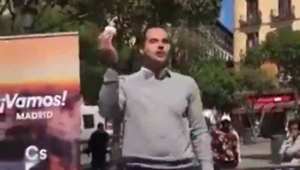  Un grupo de personas irrumpe en un acto sobre okupación de Cs en Madrid al grito de "fascistas"