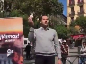  Un grupo de personas irrumpe en un acto sobre okupación de Cs en Madrid al grito de "fascistas"