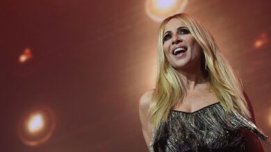 Lanzan huevos a Marta Sánchez en pleno concierto 