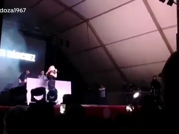 Suspenden un concierto de Marta Sánchez en Badalona al lanzarle huevos Suspenden un concierto de Marta Sánchez en Badalona al lanzarle huevos