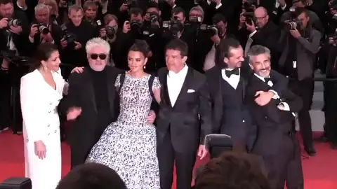Ovación a Almodóvar en Cannes por su película 'Dolor y Gloria' Ovación a Almodóvar en Cannes por su película 'Dolor y Gloria'