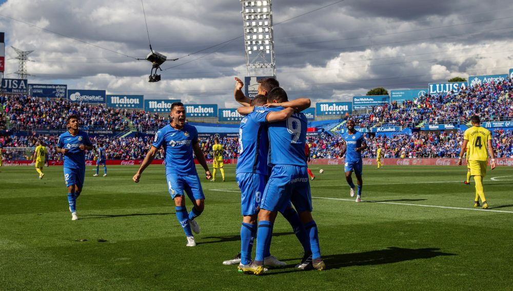 Los futbolistas del Getafe celebran el gol en el Coliseum