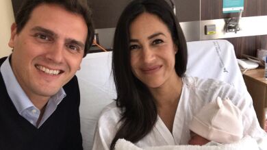 Albert Rivera hace un parón en la campaña electoral para visitar a Begoña Villacís y a su hija recién nacida