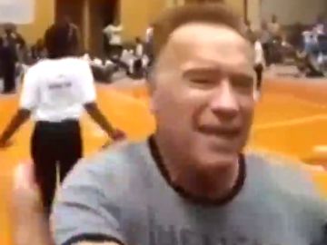 Arnold Schwarzenegger recibe una brutal patada por la espalda durante un acto en Sudáfrica
