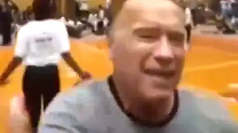 Arnold Schwarzenegger recibe una brutal patada por la espalda durante un acto en Sudáfrica Arnold Schwarzenegger recibe una brutal patada por la espalda durante un acto en Sudáfrica