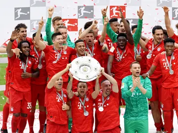Los futbolistas del Bayern levantan el título de la Bundesliga Los futbolistas del Bayern levantan el título de la Bundesliga