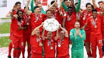 Los futbolistas del Bayern levantan el título de la Bundesliga