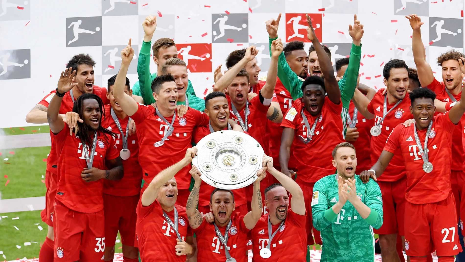 Los futbolistas del Bayern levantan el título de la Bundesliga Los futbolistas del Bayern levantan el título de la Bundesliga
