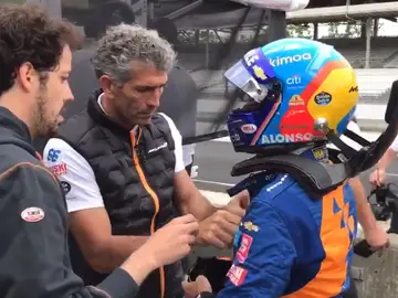 Fernando Alonso, antes de subirse al coche en Indianápolis Fernando Alonso, antes de subirse al coche en Indianápolis