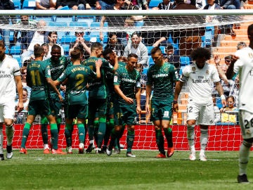 Los futbolistas del Betis celebran su gol ante el Real Madrid